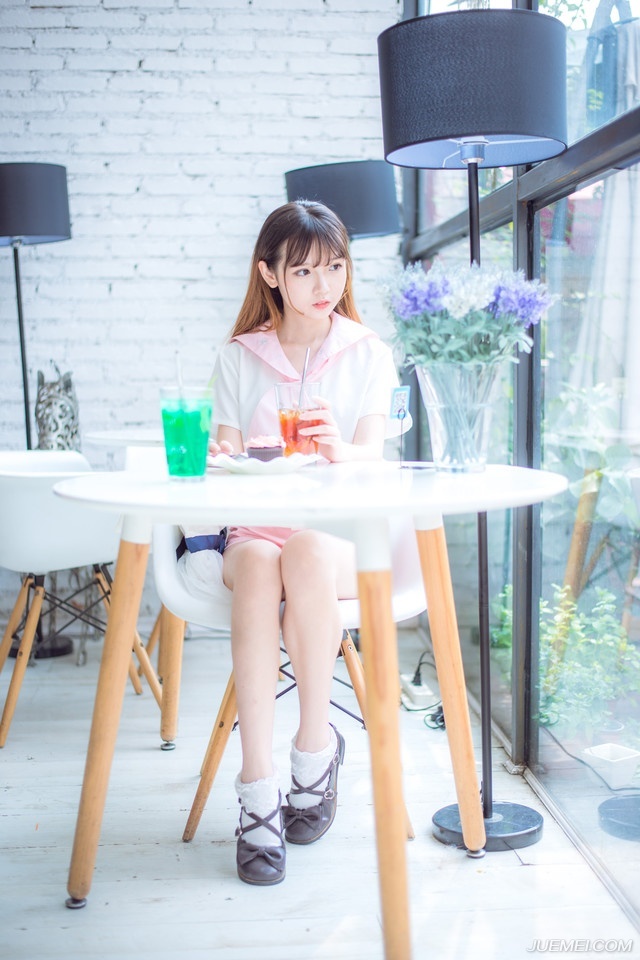 “我一个外来人都能知道，那江东俊杰，想必也能知道这点，若他们能够视线知道我今天会来这里，是个除掉我的好机会。”陈到今天的话似乎特别多。